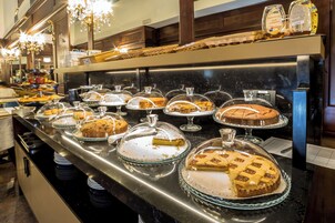 Colazione a buffet, servita tutte le mattine (15 EUR a persona) 