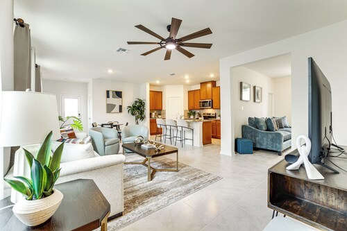 12 Mi to San Antonio River Walk: Home w/ Yard!