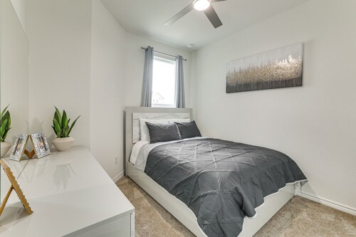 12 Mi to San Antonio River Walk: Home w/ Yard!