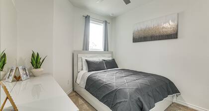 12 Mi to San Antonio River Walk: Home w/ Yard!