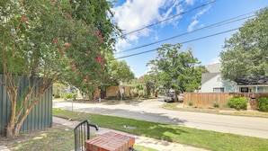 A residential street with houses, a sidewalk, and a grassy area. - 'the Penthouse' in Space City: 10 Mi to NRG (Houston)
