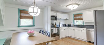 Walk to Bars, Bites + Bands: Bold Athens Getaway!