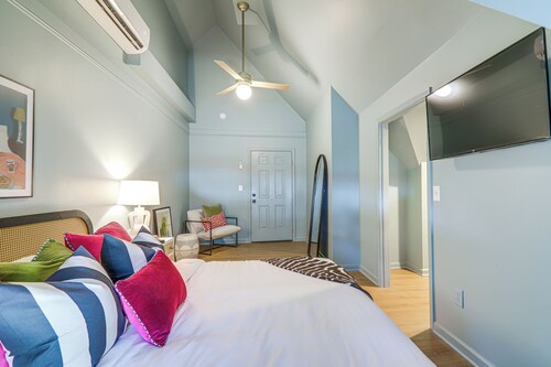 Walk to Bars, Bites + Bands: Bold Athens Getaway!