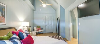 Walk to Bars, Bites + Bands: Bold Athens Getaway!