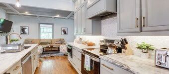 2 Mi to Dtwn: Stylish Urban Retreat in Birmingham