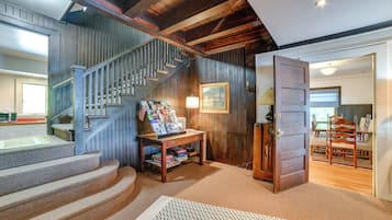 House (5 Bedrooms) | Interior