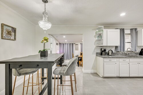 Pet-friendly Home w/ Lanais, Near Dtwn Tampa!