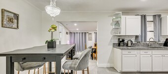 Pet-friendly Home w/ Lanais, Near Dtwn Tampa!