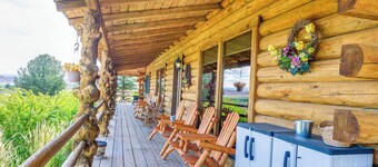 Stunning Mountain Views: Spacious Cabin in Dubois!