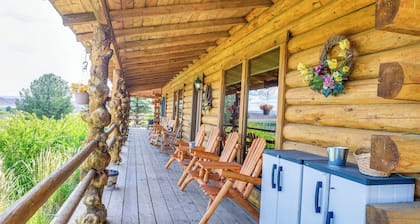 Stunning Mountain Views: Spacious Cabin in Dubois!