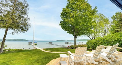 Autumn Escape on Glen Lake: Waterfront Cottage!