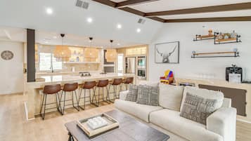 House (5 Bedrooms) | Interior