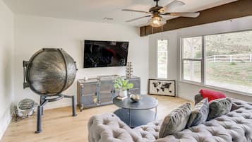 House (5 Bedrooms) | Interior