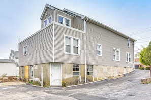 Interior - Bring Your Pets: Apt in Watchemoket Neighborhood! (East Providence)
