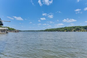Un lac avec une jetée en bois et un kiosque.