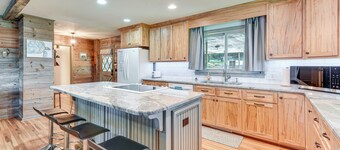 On Lake Tillery: Spacious Home w/ Screened Porch!