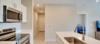 Commute to Fort Worth: Newly Built Apt w/ Pool