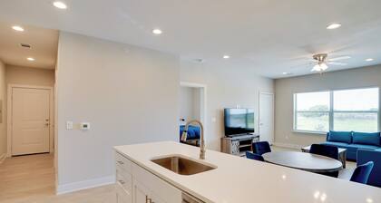 Commute to Fort Worth: Newly Built Apt w/ Pool