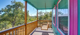 'กาลัคติคิตตี้' - เควอร์กี้ เคบิน เนียร์ เลค บราวน์วูด!