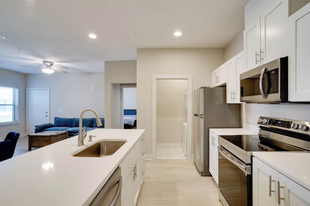 Pool Access, 1 Mi to Shops & Eats: Crowley Rental - Lillian, TX