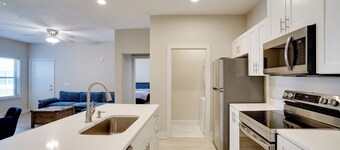 游泳池通道，1英里到商店和餐馆：克劳利出租屋