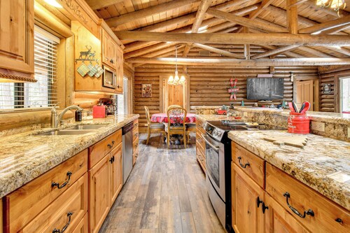Near Fishing & Hiking: Pinetop Log Cabin w/ Deck!