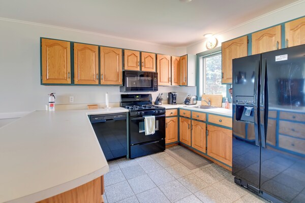 Community Boat Dock: Lake Memphremagog Condo! - Derby