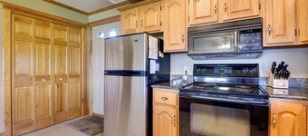 Pool Access: Waterfront Lake Memphremagog Condo!