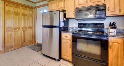 Pool Access: Waterfront Lake Memphremagog Condo!