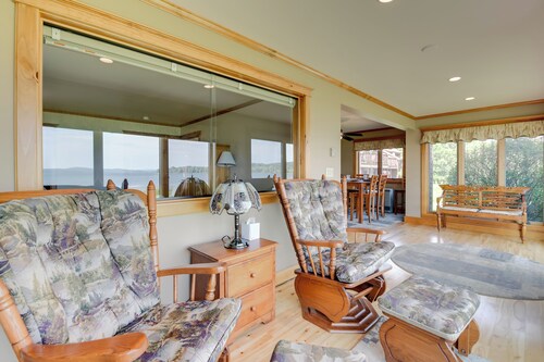 Pool Access: Waterfront Lake Memphremagog Condo!