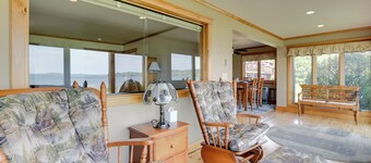 Pool Access: Waterfront Lake Memphremagog Condo!