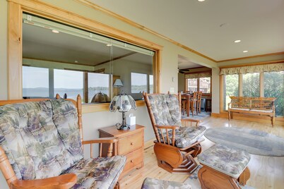 Pool Access: Waterfront Lake Memphremagog Condo!