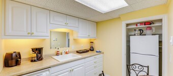 Studio w/ Shared Hot Tub: Walk to Happy's Inn