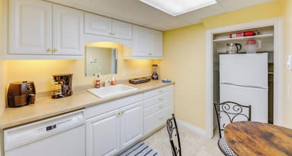 Studio w/ Shared Hot Tub: Walk to Happy's Inn