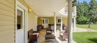 Studio w/ Shared Hot Tub: Walk to Happy's Inn