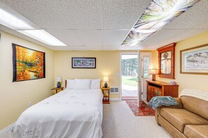 Interior - Studio w/ Shared Hot Tub: Walk to Happy's Inn (Libby)