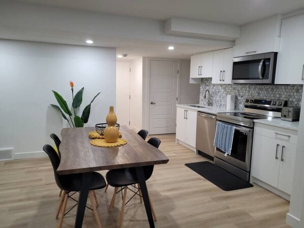 Mikrowelle, Ofen, Herdplatte, Geschirrspüler