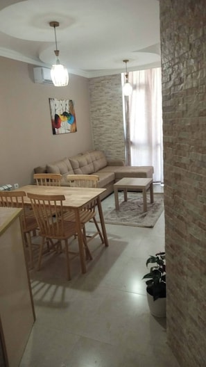 Apartment, 2 Bedrooms, Accessible, Smoking | Dining room