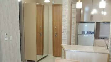 Apartment, 2 Bedrooms, Accessible, Smoking | Dining room