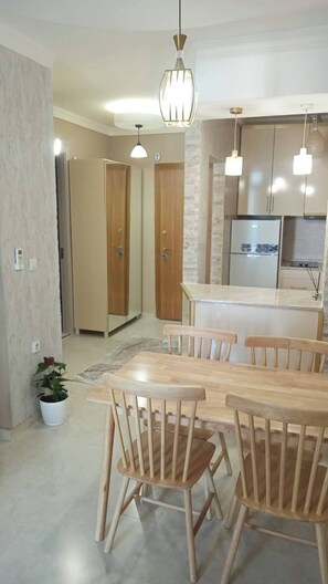 Apartamento, 2 quartos, acessível, para fumantes | Sala de jantar