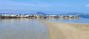 Apartment ON THE SEA and with private parking.