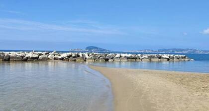 Apartment ON THE SEA and with private parking.