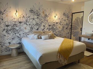 4 bedrooms, iron/ironing board, Internet, bed sheets