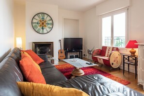 Televisión y chimenea 