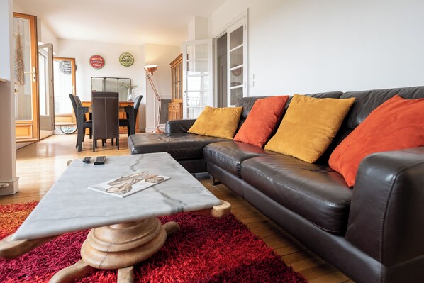 Televisión y chimenea 