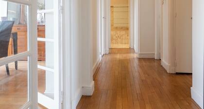 Peaceful 6 Person Retreat Overlooking the Forest LETB