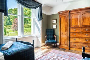 8 bedrooms, iron/ironing board, WiFi, bed sheets