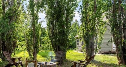 Modern 4-bedroom Farmhouse Oasis with Apple Orchard and Mountain Views