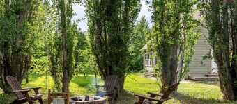 Modern 4-bedroom Farmhouse Oasis with Apple Orchard and Mountain Views