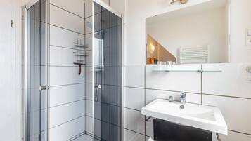 Chuveiro, secador de cabelo, toalhas de banho